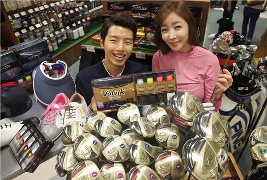 16일 오전 서울 용산구 한강로 이마트 용산점에서 열린 골프대전에서 모델들이 다양한 골프용품을 선보이고 있다.