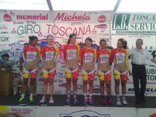 콜롬비아 사이클팀 유니폼, '하반신 누드' 디자인 논란…"내 눈을 의심"