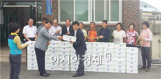 대한한돈협회 장흥군지부(지부장 서두석)는 16일 장흥군에 희망한돈 전달식을 가졌다.
대한한돈협회 장흥군지부는 이날 500만원 상당의 돼지고기 500kg 2,500인분을 기탁해 관산읍, 용산면 마을경로당과 저소득가정에 전달했다.
서두석 지부장은 ″관산읍, 용산면에 다수의 한돈 농가들이 지역의 배려와 관심속에 한돈을 사육 중으로 지역민에게 조금이나마 보답하고자 직접 키운 돼지고기를 기탁하게 되었다“며 ”어르신들이 한돈을 드시고 건강하고 활기차게 생활하시길 바란다“ 고 밝혔다.
대한한돈협회 장흥군지부는 2012년부터 추석과 설 명절이면 꾸준히 어려운 이웃에 한돈을 기탁해 이웃사랑을 전하고 있어 주위의 귀감이 되고 있다.
장흥군 관계자는 “한돈 나눔 행사를 통해 돼지고기 소비를 촉진시키고, 한돈협회의 따뜻한 정성과 어려운 이웃을 사랑하는 마음이 전달될 수 있도록 최선의 노력을 다하겠다” 말했다.