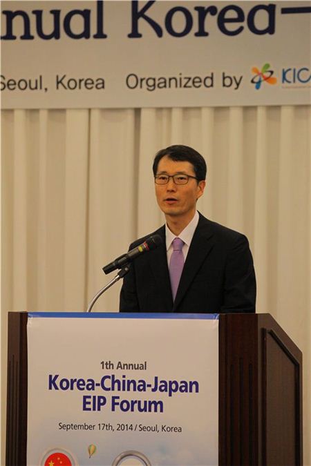 강남훈 산단공 이사장이 한-중-일 생태산단 포럼에서 환영사를 하고 있다.
