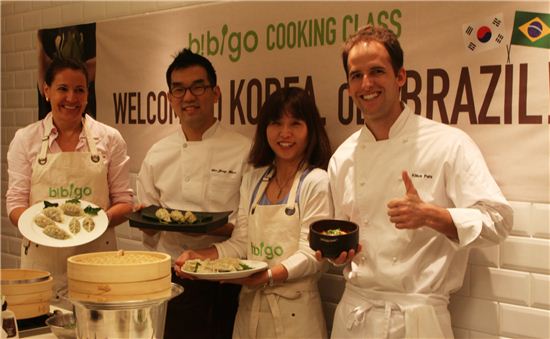 지난 17일 서울 중구 CJ제일제당센터 백설요리원에서 열린 <웰컴 투 코리아, 올라 브라질!(Welcome to Korea, Ola Brazil!)> 쿠킹클래스 참가자들과 셰프들이 완성된 요리를 선보이고 있다.