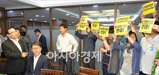 [포토]이동필 장관앞에서 핏켓 시위하는 농민단체