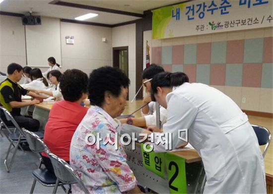 호남대학교 간호학과(학과장 유혜숙)는 17일 광주광역시 광산구보건소와 수완보건지소에서 주관하는 ‘내 건강 수준 바로 알기의 날’ 자원봉사를 실시했다.  

광주광약시 광산구 비아동 수완보건지소에서 열린 이 날 행사에 참여한 간호학과 2학년 6명은 80여명의 주민들을 대상으로 혈압, 혈당검사, 체지방검사, 골밀도 검사, 안구검사, 스트레스 검사를 해주며 현장실무를 경험했다. 

앞으로도 간호학과는 학생들이 봉사정신과 현장실무를 느낄 수 있도록 이러한 행사에 적극 참여할 계획이다.
 
 


