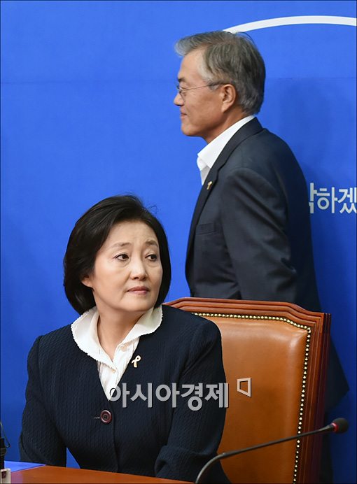 [포토]박영선 원내대표 지나치는 문재인 의원