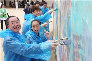 윤성태 파라다이스복지재단 이사장(왼쪽 첫번째)이 계원예술대학교에서 열린 제4회 아이소리축제에서 장애청소년과 함께 벽화 그리기 체험을 하고 있다.
