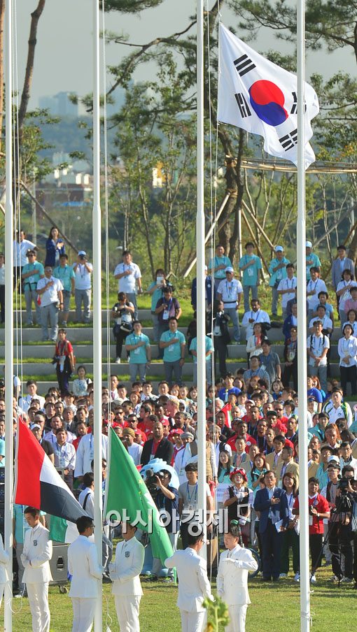 [포토]하늘 높이 올라가는 태극기 