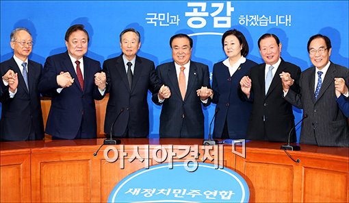 [포토]상임고문단과 손잡은 문희상 비대위원장