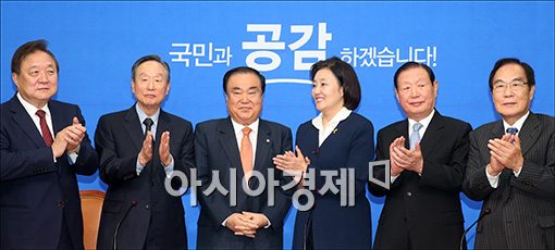 [포토]박수 받는 문희상 비대위원장