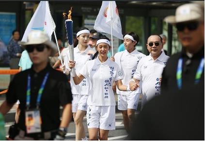 '가족 성화 봉송' 릴레이… 송일국 이어 클라라도 '아버지 손 붙잡고'