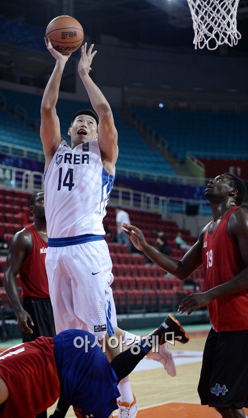 [포토]골밑슛하는 오세근