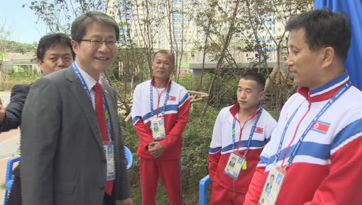 류길재 통일부 장관이 18일 인천 아시안게임선수촌을 방문해 만난 북한 선수들과 이야기하고 있다.(사진제공=통일부)