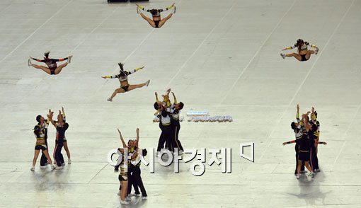 [포토]하늘을 나는 응원단 