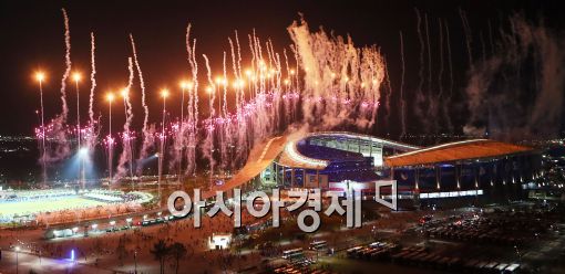 [포토]높게 쏘아 올린 불꽃, 2014 인천아시아경기대회 