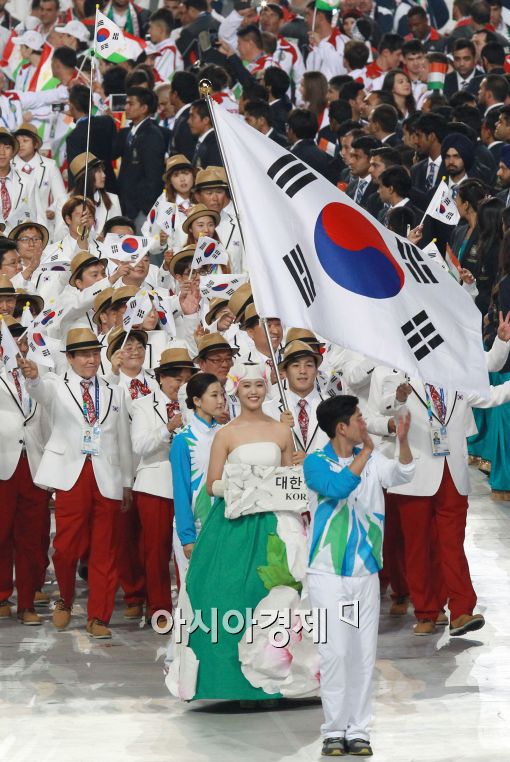 [포토]2014 인천 아시안게임 개회식, '태극기 흔들며 입장'