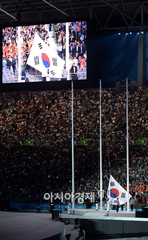 [포토]게양되는 태극기