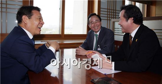 이낙연 전남도지사(오른쪽)와 윤장현 광주광역시장(왼쪽), 송하진 전북도지사(가운데)는 19일 오후 국회 귀빈식당에서 호남권 시도지사 간담회를 갖고, 3개항에 합의했다. 합의사항은 ①3개시도는 불필요한 경쟁을 자제하고 상생발전을 위해서 최대한 협력한다. ②2004년부터 2008년까지 가동했던 3개시도 호남권 정책협의회를 연내에 재가동한다. ③이런 문제 등을 협의하기 위해서 10월5일 전라북도 순창에서 회동한다 이다. 사진제공=전남도