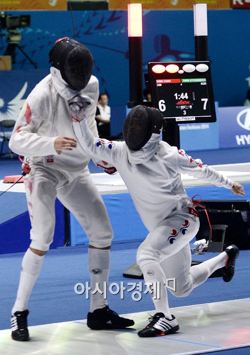 [포토]박경두,'실점 분풀이는 어퍼컷?'