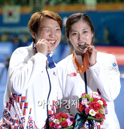 [포토]여자 사브르 금-은 차지한 이라진-김지연