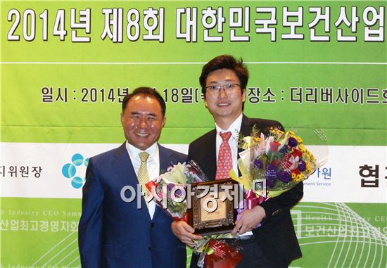 대한민국보건산업대상에서 에이치플러스 양지병원 김상일 병원장(오른쪽)이 식품의약품안전처장 표창을 수상하고 기념 촬영을 하고 있다.