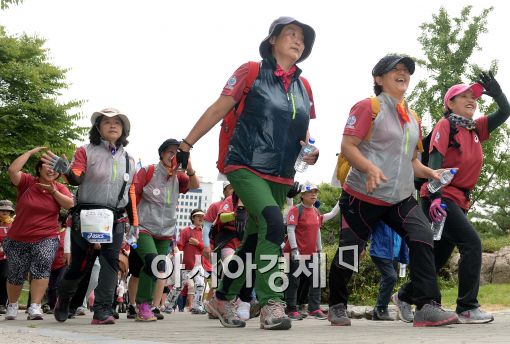 [포토]힘차게 걷는 시민들