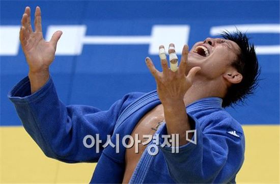 남자 유도 81kg급 결승전에서 금메달을 확정한 뒤 포효하고 있는 김재범[사진=김현민 기자]
