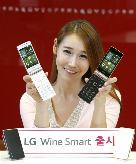 LG, '카톡 전용 버튼' 장착한 폰 '와인스마트' 출시