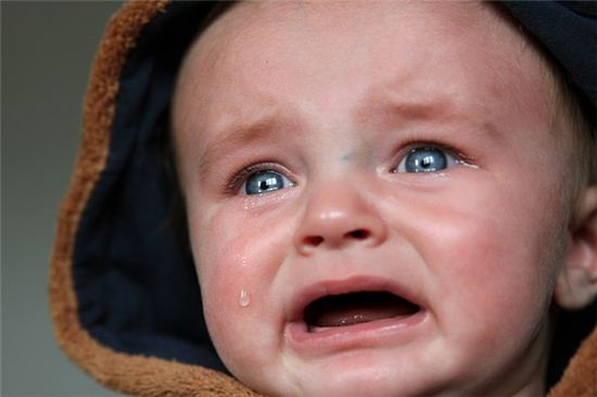 눈물을 흘리고 있는 아기(사진은 기사 내용과 관련 없음) [사진=Flickr 제공]