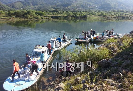 광양시가 22일 하천 생태계 변화로 잃어가고 있는 섬진강재첩의 서식지 확대를 위해 기수재첩이 서식하는 상류수역인 다압면 고사리 관동마을 지선에 재첩을 살포(이식)하는 행사를 가졌다.
