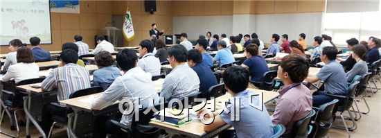 곡성군(군수 유근기)은 지난 19일 곡성문화센터에서 인허가담당공무원 등 100여명이 참석한 가운데 곡성군 규제개혁 워크숍을 개최했다.
