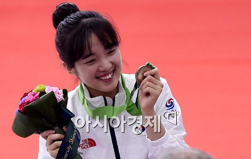 [포토]김설아,'동메달 목에 걸고 애교 미소'