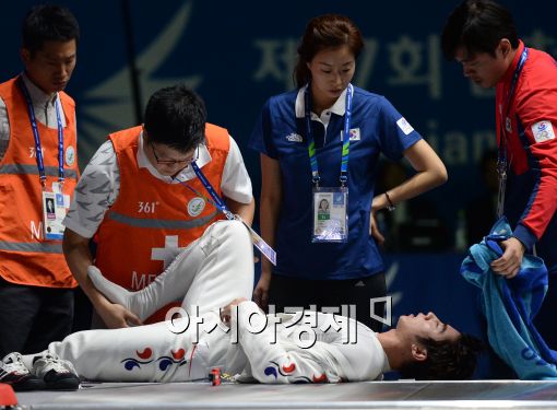 [포토]경기 중 부상 당한 허준