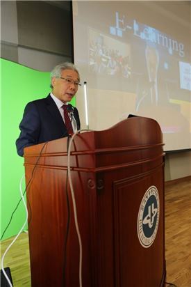 조남철 방송대 총장이 KMOOC 지식공유 워크숍에서 환영의 인사말을 전하고 있다