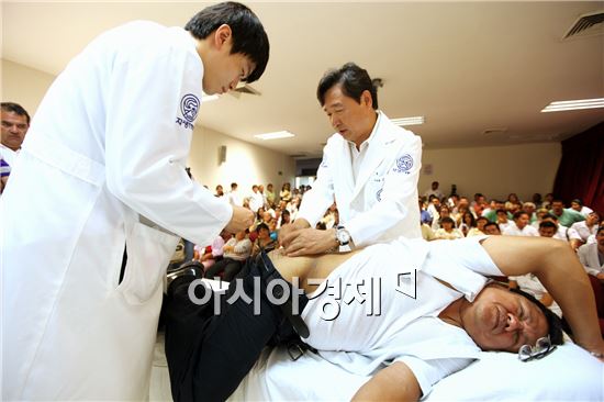 보건복지부 지정 척추전문 자생한방병원은 현지시간으로 지난 22일 멕시코 유카탄주에 있는 국영 호란 종합병원(Dr. Agustin O’Horan Hospital) 의료진 150여 명을 대상으로 한방치료법에 대한 강의를 펼치고 정부차원의 유치 의사를 확인하는 상호협력 양해각서(MOU)를 체결했다고 23일 밝혔다.