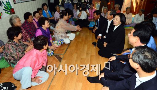 [포토]어르신들과 대화 나누는 새정치민주연합 지도부