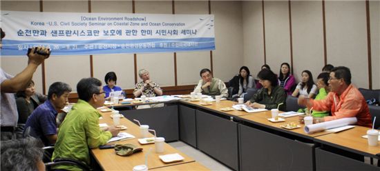 순천시는 20일과 21일 양일간 순천만과 샌프란시스코만 연안 및 해양보호를 위한 한·미 시민사회 세미나가 성황리에 개최됐다고 밝혔다.
순천시와 순천환경련이 주최하고, 주한미국대사관이 후원한 이번 세미나는 지역NGO, 지역주민, 생태해설사, 공무원 등 30여명이 참석했다.
이번 세미나는 생물다양성 증진을 위해서는 지역주민의 참여가 무엇보다 중요함을 인식하고 미국 시민사회의 연안 및 해양보호활동 공유를 위한 프로그램으로 진행되었다.
초청인사 피터 보스터(The Bay Institute)는 35년간 미국 수문지리학 분야와 생태·하천복원 및 수자원 분야의 전문가로 시에라 산맥 동부지역의 모노호수 복원과 캘리포니아 수자원지도 책임연구원을 역임했다.
피터 보스터는 “순천만과 샌프란시스코만은 위도가 비슷하여 지리적으로 유사점이 많다”면서 “개발로 인해 훼손되기 이전에 추진한 순천만 생태복원사업은 비용절감과 효과 면에서 매우 우수한 사례이며 지역NGO, 지역주민, 지방정부간 협력체계가 인상적이다” 고 말했다.
한편 이날 참석자들은 순천만과 샌프란시스코만간 정보교류를 위한 협력체계 구축의 필요성 등 다양한 의견을 제시했다.