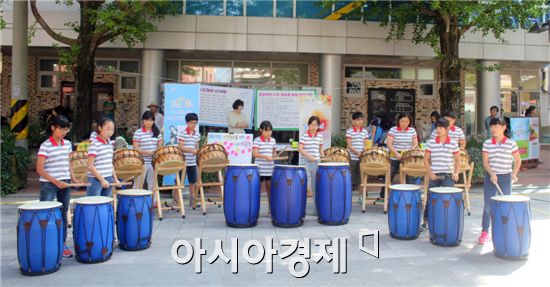 순천시는 지난 20일 청소년수련관 어울림마당에서 방과후 아카데미 청년들의 ‘누리보듬 방과후 아카데미’ 공연을 가졌다.
이번 공연은 지역사회와 방과후 아카데미 청소년들이 함께 하기 위한 노력으로 지난 8월 순천자연휴양림에서 “숲속 음악회”에 이어 어울마당 공연으로 모듬북과 방송댄스 프로그램으로 진행되었다.
시에서 운영하고 있는 청소년 방과후 아카데미는 지난 1월부터 방과후에 청소년들이 전문체험활동을 비롯 다양한 공연활동에 참여할 수 있도록 프로그램을 진행 하고 있다.
이를 통해 즐기면서 자신감도 높일 수 있고 관광객, 시민들과 함께 할 수 있는 뜻 깊은 시간을 보낼 수 있도록 하고 있어 청소년들에게 큰 호응을 얻고 있다.
시 관계자는 "지역사회와 함께 다양한 분야의 프로그램으로 청소년들이 밝고 건강하게 자랄 수 있는 교육 환경을 만들기 위해 지속적으로 노력할 것"이라고 밝혔다.
청소년방과후아카데미 관련 자세한 사항은 749-6612~4으로 문의하면 된다.