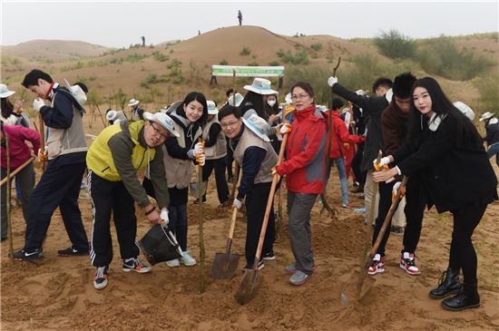23일, 채종훈 대한항공 중국지역본부장(오른쪽 세번째)을 비롯한 대한항공 임직원들과 네이멍구 사범대학 학생들이 함께 나무를 심고 있는 모습