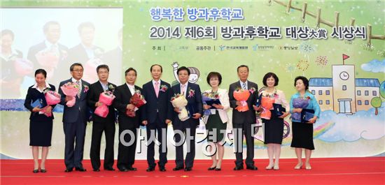 제6회 방과후학교대상 시상식에서 전대사대부중(교장 김현중·왼쪽 두번째)이 최우수상을 수상한 뒤 기념촬영을 하고 있다.
