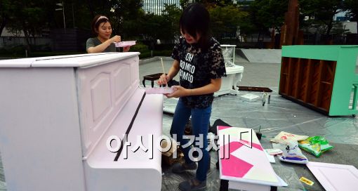 [포토]피아노에 페인트칠 하는 예술가들