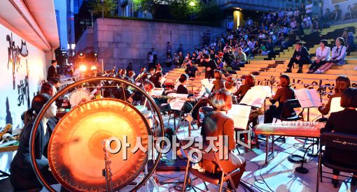 [포토]공연 보는 시민들