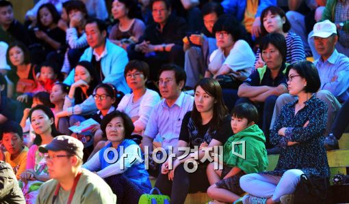 [포토]공연 즐기는 시민들