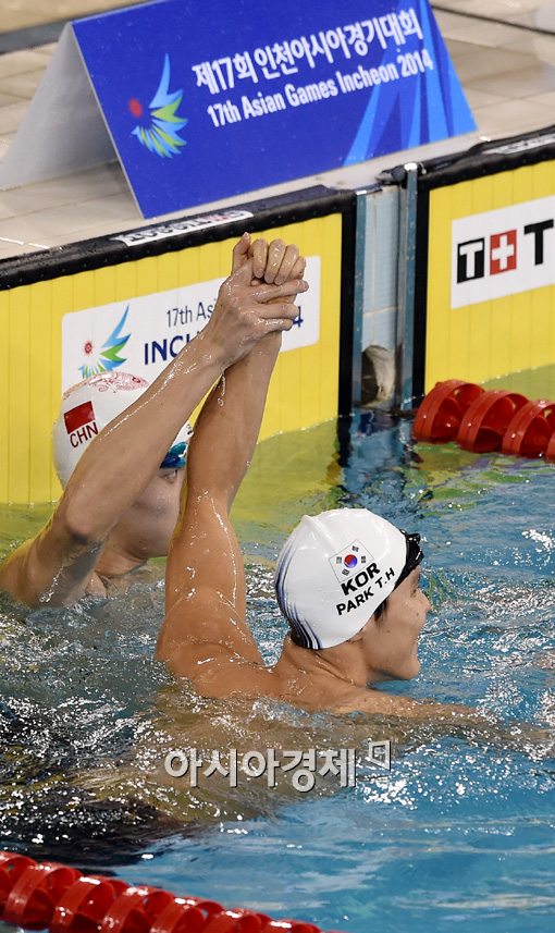 [포토]박태환 손 들어주는 쑨양