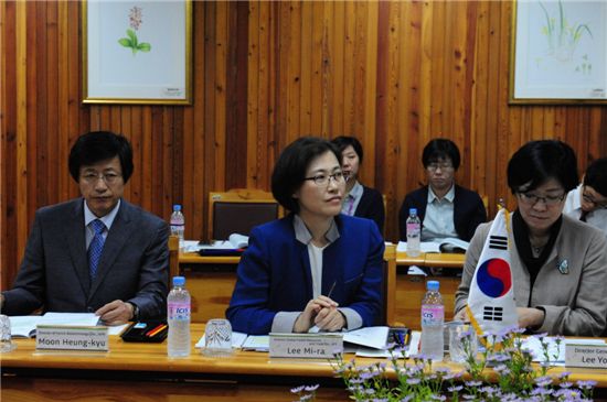 한국 수석대표인 이유미(앞줄 오른쪽) 국립수목원장과 이미라(앞줄 가운데) 산림청 해외자원개발담당관이 한국-알제리 산림협력위원회 회의에 참여하고 있다.