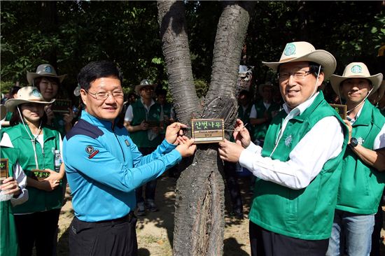 스타벅스가 서울숲공원에서 나무사랑 명찰 달기 봉사 활동을 진행했다.
