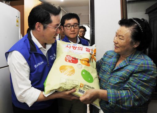 조현상 효성 산업자재PG장(부사장, 왼쪽)이 23일 서울시 마포구의 저소득가정을 직접 찾아 사랑의 쌀을 전달하고 환담을 나누고 있다.