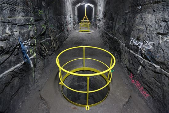 핀란드 온칼로 사용후핵연료 최종처분시설 모습. 10m 간격으로 설치된 구멍에 핵폐기물이 밀봉된 캐니스터가 밀봉되게 된다.