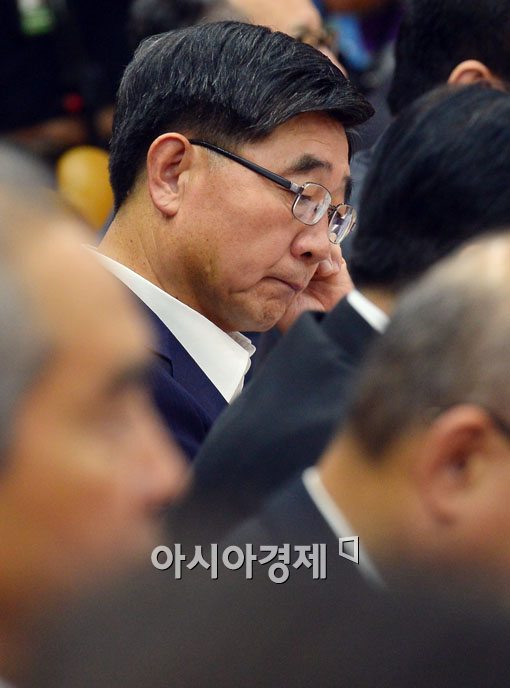 [포토]중장년 대책에 고심하는 이기권 고용노동부 장관 