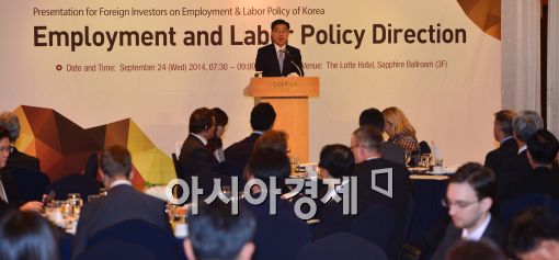 [포토]이기권 고용노동부 장관,'청년과 여성 채용 확대해야..'