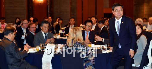 [포토]자리에서 일어선 이기권 고용노동부 장관