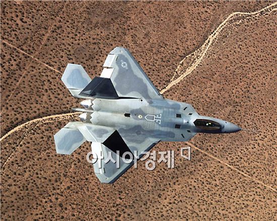 F-22 랩터 스텔스 전투기는 스텔스, 속도, 정확성, 상황인식, 공중전과 공대지 능력 등 종합평가에서 현존 최고의 기능을 보유하고 있다.